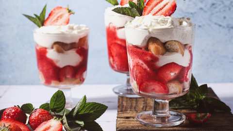What Should You Soak the Biscuits in for a Strawberry Tiramisu?