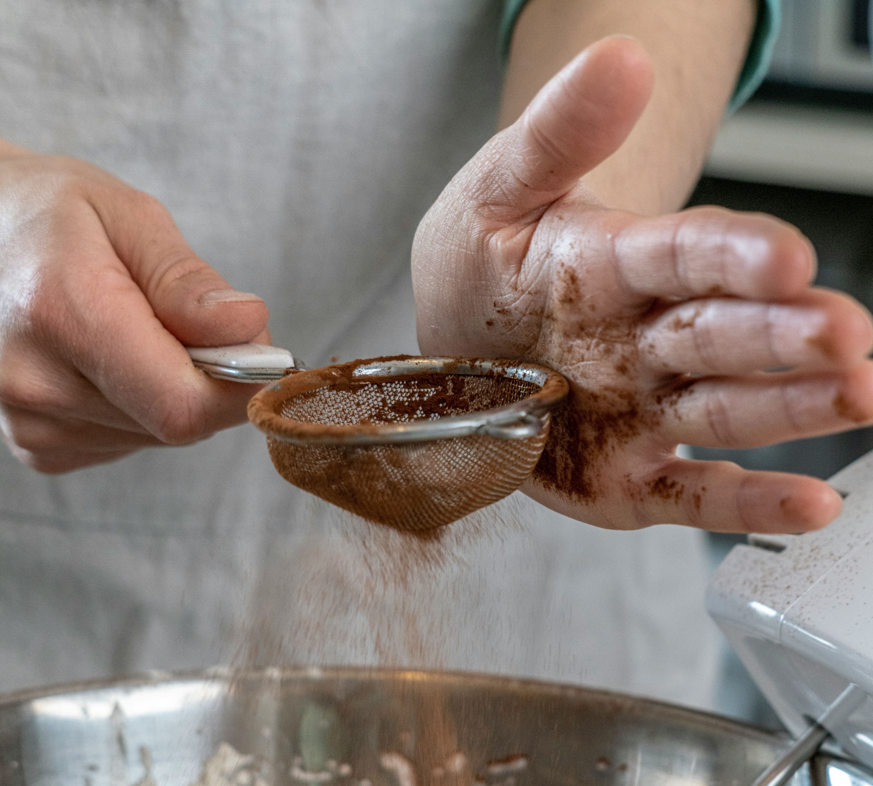 How to Dust Cocoa on a Tiramisu?
