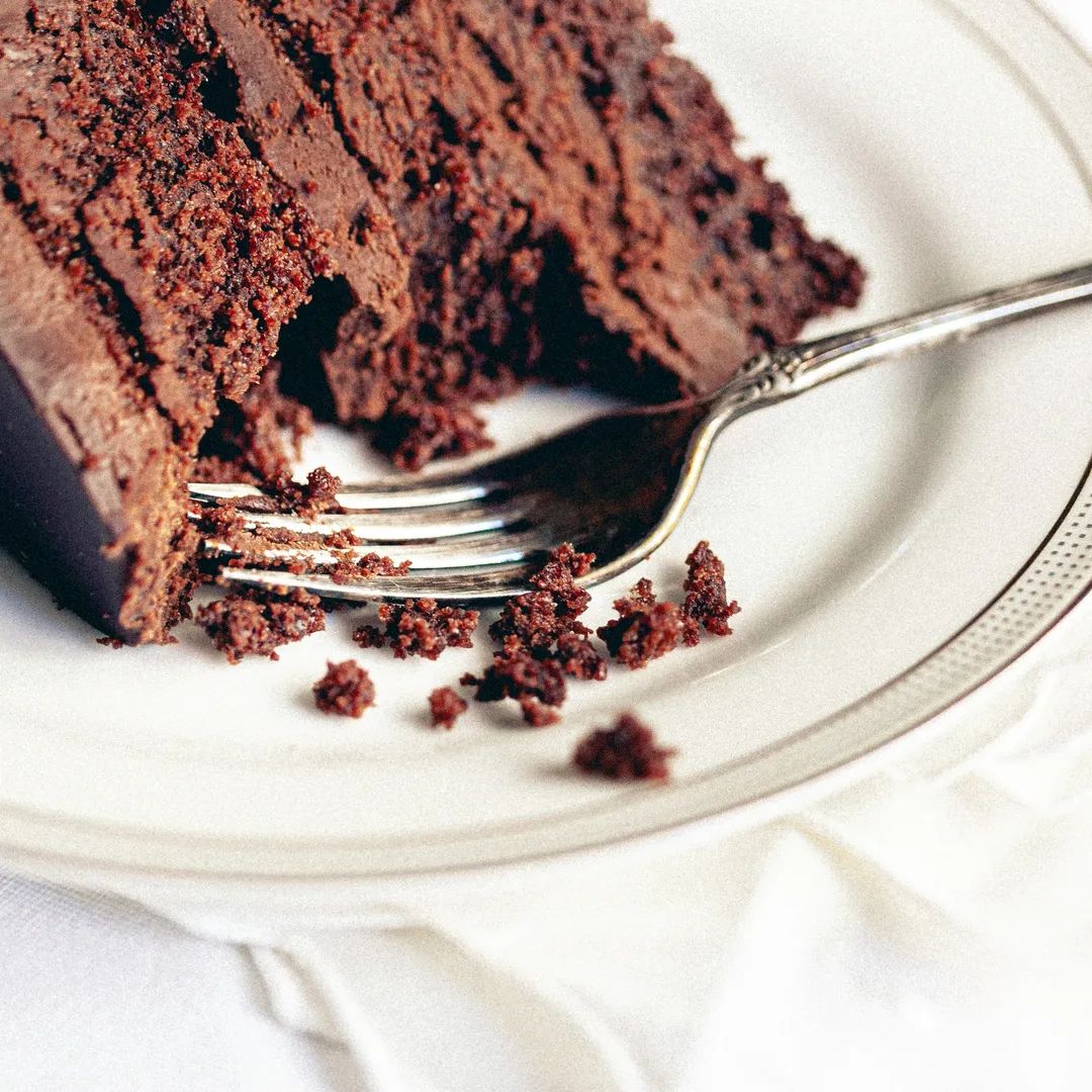 Should You Put a Chocolate Cake in the Fridge?