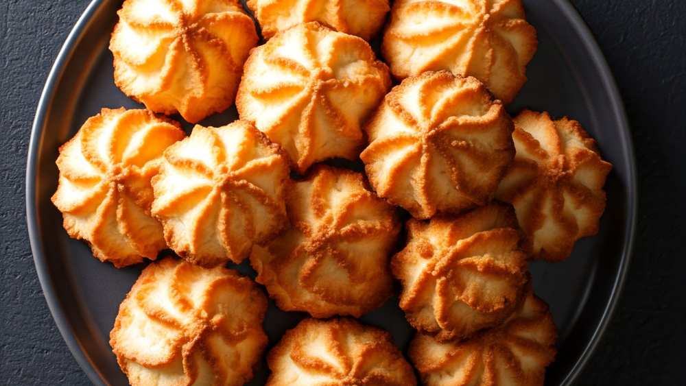 Rochers à la noix de coco dorés et piqués en pointes, disposés sur une assiette foncée
