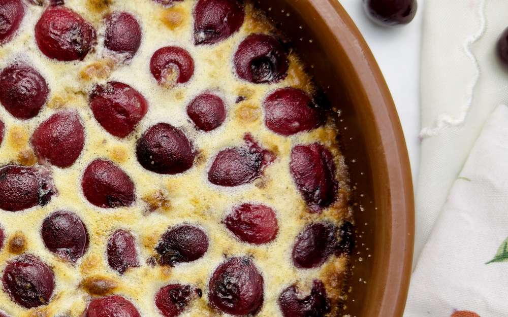 clafoutis aux cerises dans un moule rond