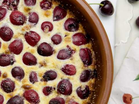 clafoutis aux cerises dans un moule rond