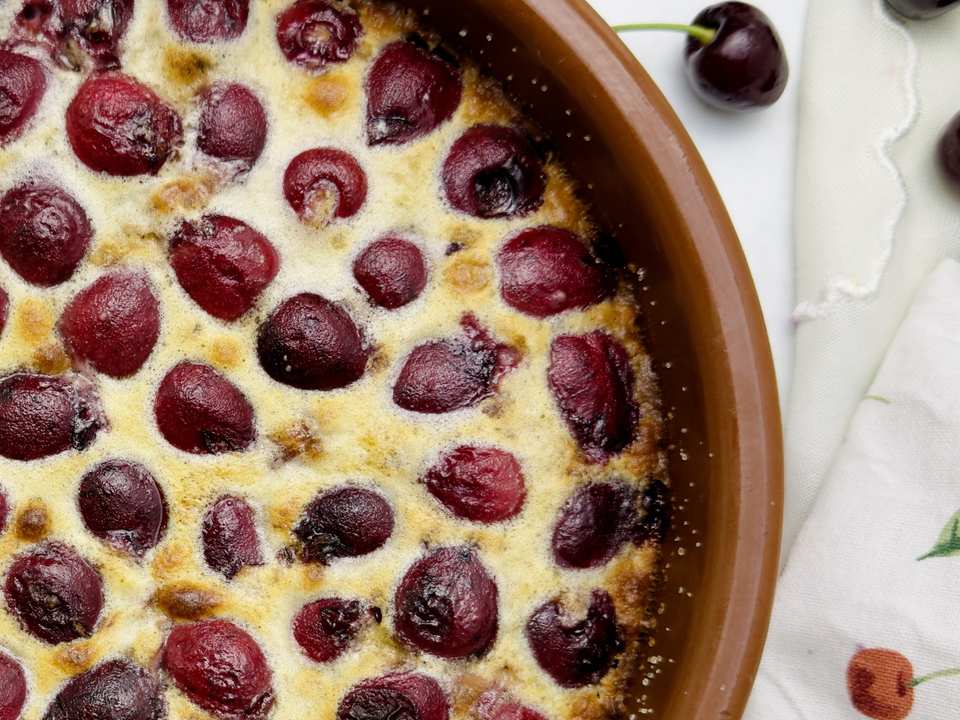 clafoutis aux cerises dans un moule rond